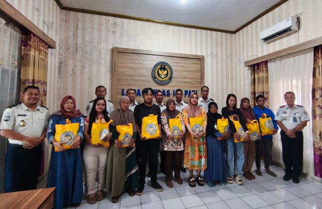 
					Lapas Kelas II B Pati dukung 15 program Aksi Menteri Imigrasi dan Pemasyarakatan dengan Bakti Sosial