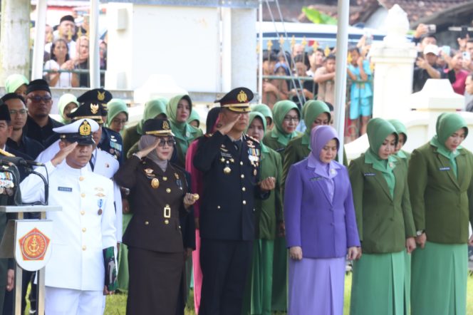 
					Kapolres Kulon Progo AKBP Ridho Hidayat, S.I.K., M.H., menghadiri upacara pemakaman secara militer Almarhum Kopda (Anumerta) Farizal Rhomadhon di Taman Makam Pahlawan (TMP) Giripeni, Wates, Kabupaten Kulon Progo, Minggu (5/4/2026). (Dok.Polres Kulon Progo)
