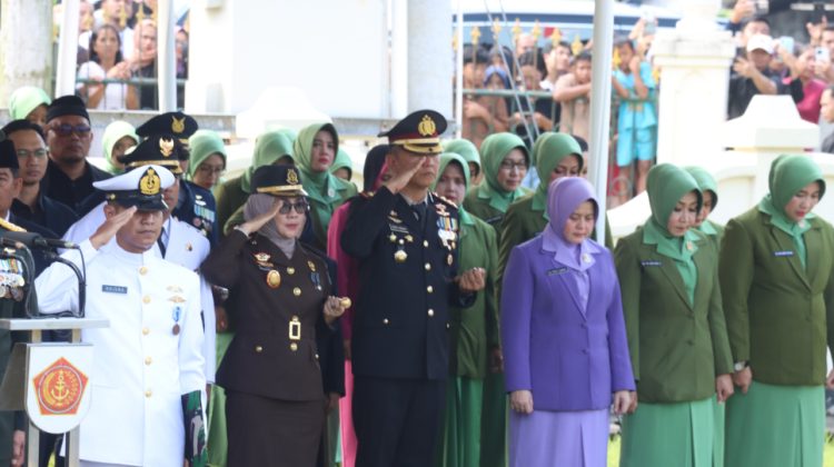 Kapolres Kulon Progo AKBP Ridho Hidayat, S.I.K., M.H., menghadiri upacara pemakaman secara militer Almarhum Kopda (Anumerta) Farizal Rhomadhon di Taman Makam Pahlawan (TMP) Giripeni, Wates, Kabupaten Kulon Progo, Minggu (5/4/2026). (Dok.Polres Kulon Progo)
