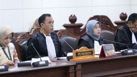 Kuasa Hukum dan Pemohon pengujian Undang-Undang Nomor 1 Tahun 1974 tentang Perkawinan (UU Perkawinan), secara langsung menyampaikan pokok-pokok permohonan, pada sidang yang berlangsung Kamis (2/4/2026), dengan agenda pendahuluan di ruang sidang panel MK. Foto: Humas/Panji