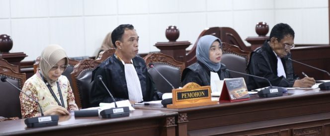 
					Kuasa Hukum dan Pemohon pengujian Undang-Undang Nomor 1 Tahun 1974 tentang Perkawinan (UU Perkawinan), secara langsung menyampaikan pokok-pokok permohonan, pada sidang yang berlangsung Kamis (2/4/2026), dengan agenda pendahuluan di ruang sidang panel MK. Foto: Humas/Panji