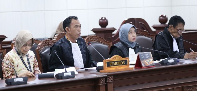 Kuasa Hukum dan Pemohon pengujian Undang-Undang Nomor 1 Tahun 1974 tentang Perkawinan (UU Perkawinan), secara langsung menyampaikan pokok-pokok permohonan, pada sidang yang berlangsung Kamis (2/4/2026), dengan agenda pendahuluan di ruang sidang panel MK. Foto: Humas/Panji