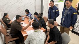 Penyerahan tersangka beserta barang bukti kepada Jaksa Penuntut Umum (JPU) di Kejaksaan Negeri Jakarta Selatan. (Dok. Humas Polri)
