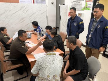 Penyerahan tersangka beserta barang bukti kepada Jaksa Penuntut Umum (JPU) di Kejaksaan Negeri Jakarta Selatan. (Dok. Humas Polri)
