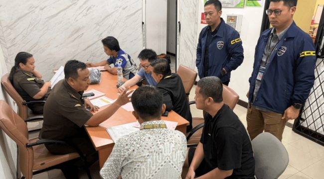 Penyerahan tersangka beserta barang bukti kepada Jaksa Penuntut Umum (JPU) di Kejaksaan Negeri Jakarta Selatan. (Dok. Humas Polri)
