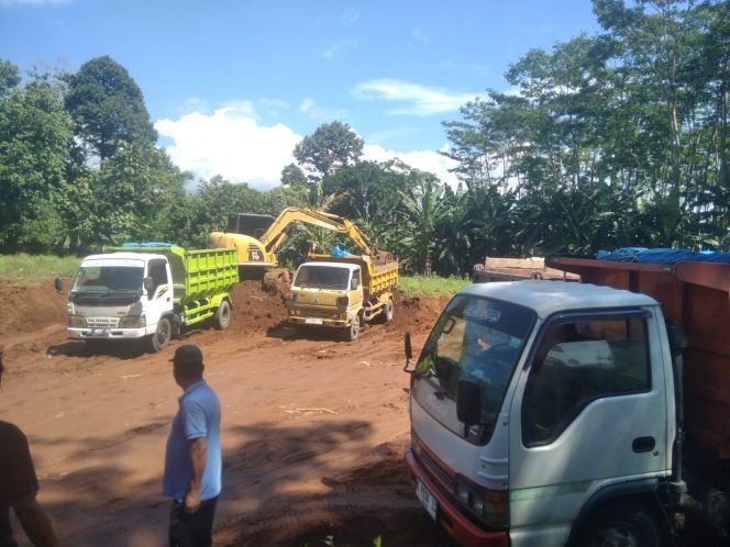 
					Pengguna Jalan Keluhkan Galian C Diduga Ilegal di Desa Pesagen Kecamatan Gunungwungkal / Pati