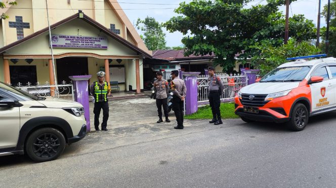 
					Polres Ketapang melaksanakan kegiatan pengamanan di sejumlah gereja yang berada di wilayah Kabupaten Ketapang, Kamis (14/05/2026). (Foto:Ist)
