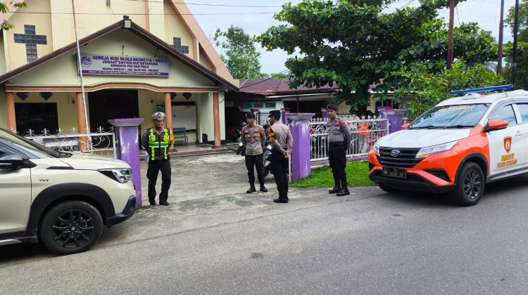 Polres Ketapang melaksanakan kegiatan pengamanan di sejumlah gereja yang berada di wilayah Kabupaten Ketapang, Kamis (14/05/2026). (Foto:Ist)
