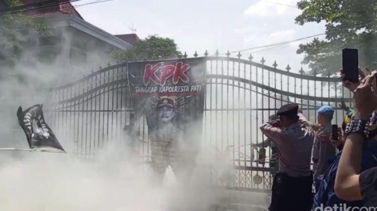 Koordinator Demo Peringatan Hari Anti Tambang di Pati Menyayangkan Adanya  Aksi Pembakaran Banner Gambar Kapolresta Pati