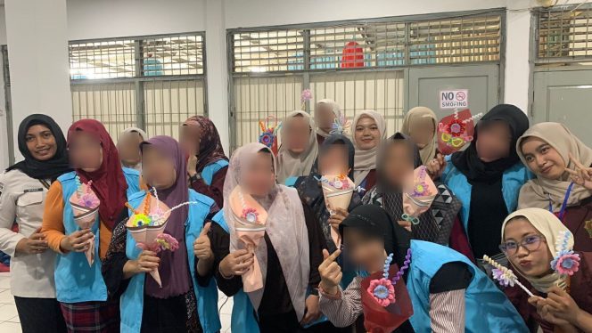 
					Asah Kreativitas dan Kemandirian, WBP Wanita Lapas Kelas IIB Pati Belajar Membuat Buket Bunga Pipe Cleaner