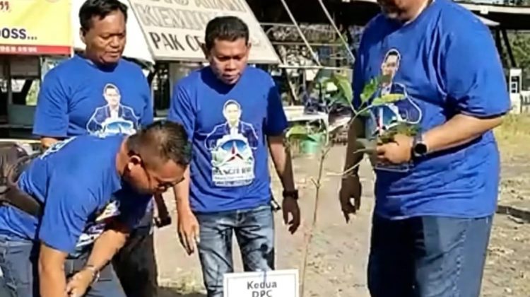 Gerakan Langit Biru: DPC Demokrat Pati Gotong Royong Benahi Alun-Alun Kembangjoyo demi Bangkitkan Ekonomi Pedagang