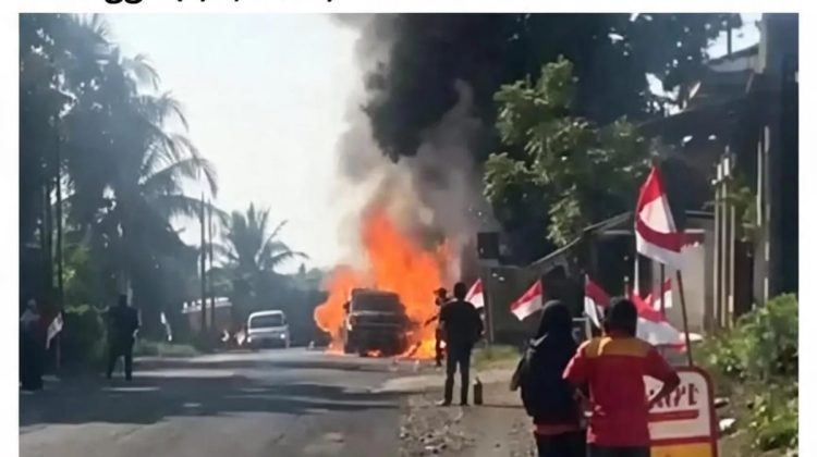 Satu Unit Mobil Pikap Ludes Terbakar Usai Tabrak Truk di Jalan Tayu-Jepara Pati