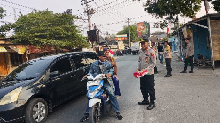 250 Bendera Merah Putih Dibagikan Warga, AKP Parsa : Kobarkan Semangat Kemerdekaan