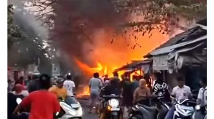 PASAR KAYEN PATI TERBAKAR, EMPAT UNIT RUKO LUDES DILAHAP SI JAGO MERAH