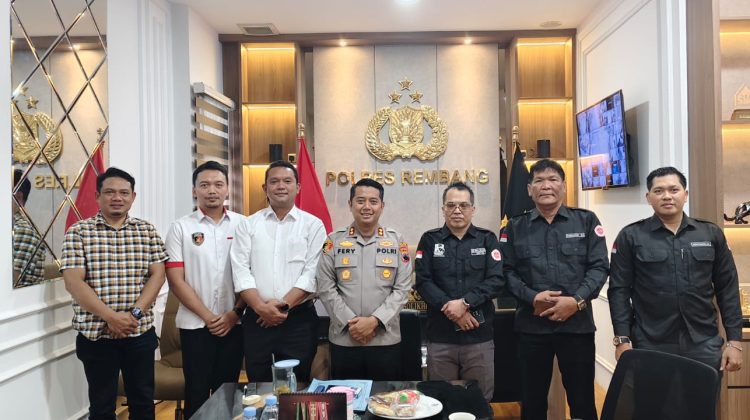Sinergi dan Kolaborasi.
Pimpinan DPC IKADIN Rembang bersama Kapolres Rembang. (Foto:Ist)