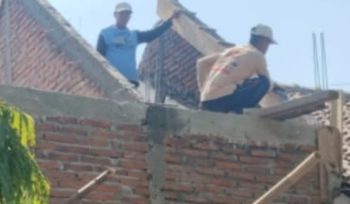 Pekerja bangunan SD bekerja tanpa perlengkapan keselamatan kerja
(foto:wkn)