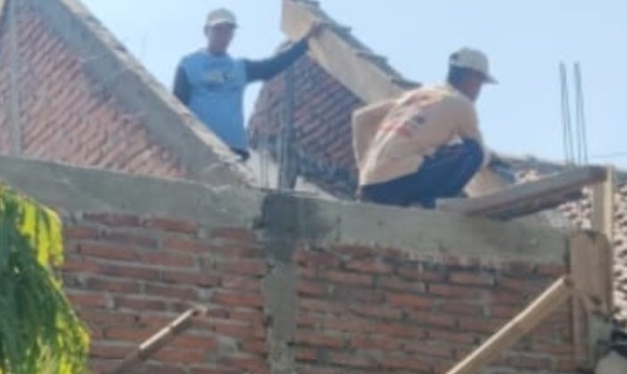Pekerja bangunan SD bekerja tanpa perlengkapan keselamatan kerja
(foto:wkn)